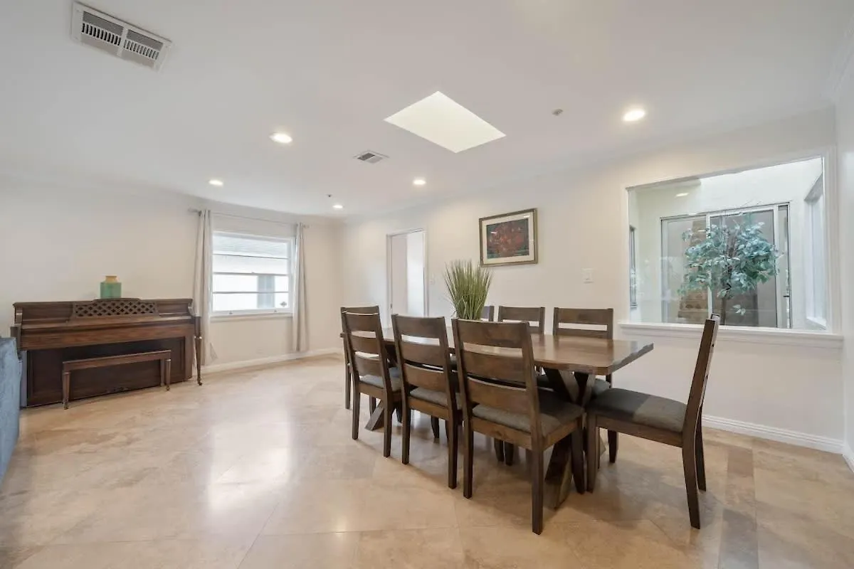 Comfy Ben Lomond Place With Foosball Table Glendale Holiday home