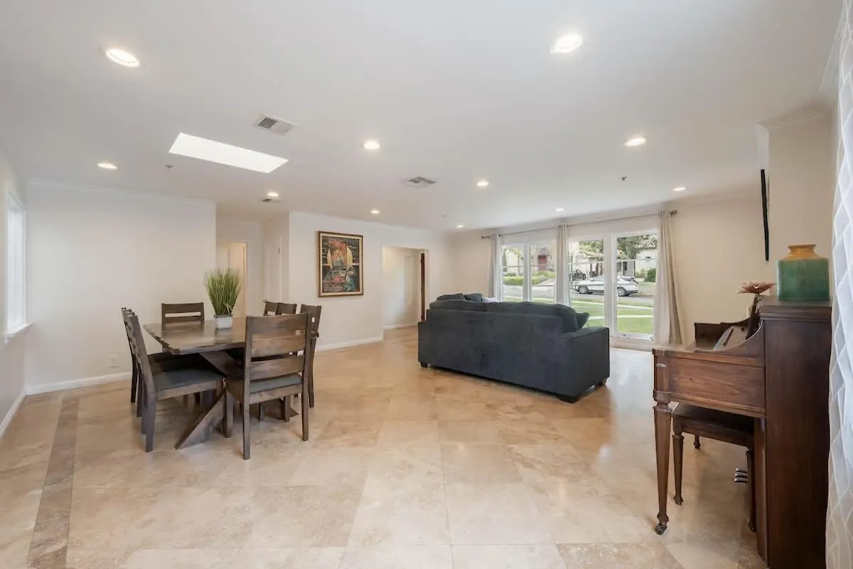 Holiday home Comfy Ben Lomond Place With Foosball Table Glendale