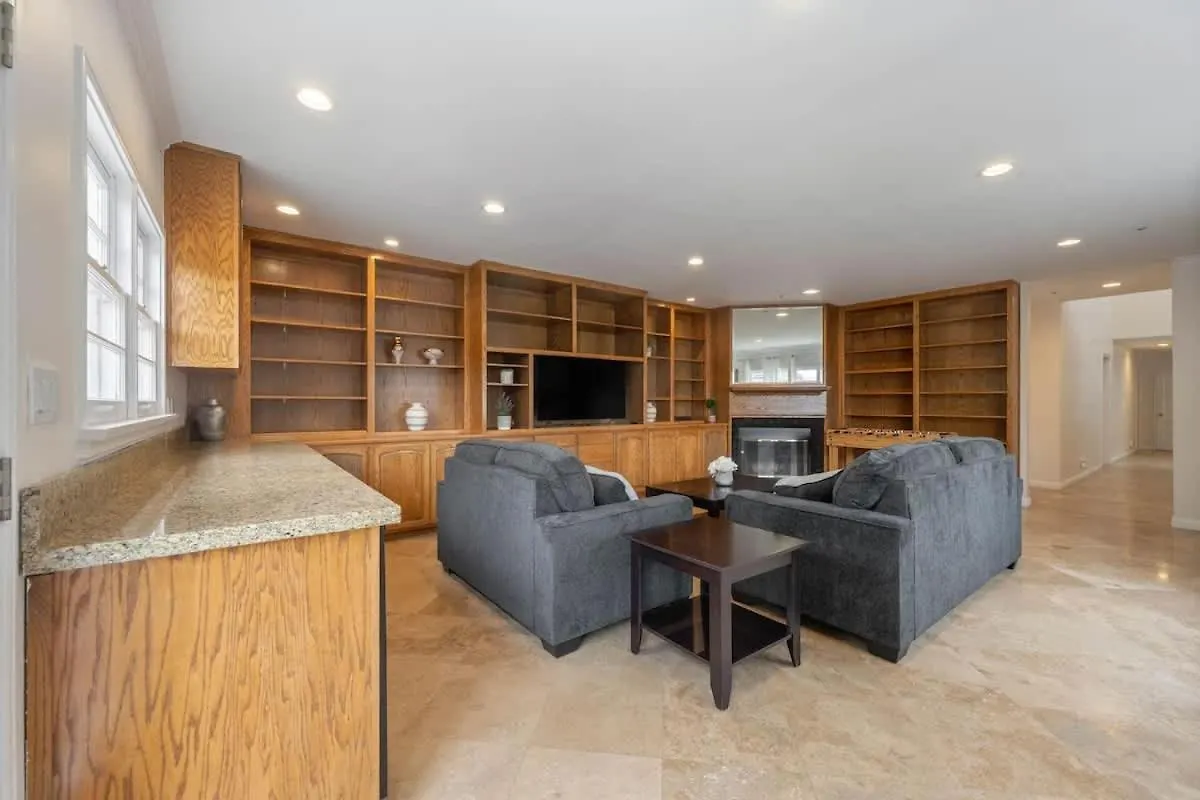 Comfy Ben Lomond Place With Foosball Table Glendale United States