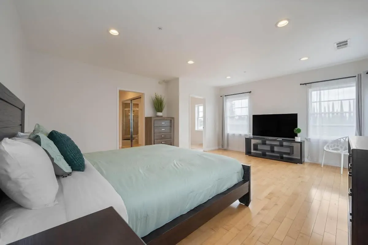 Holiday home Comfy Ben Lomond Place With Foosball Table Glendale United States